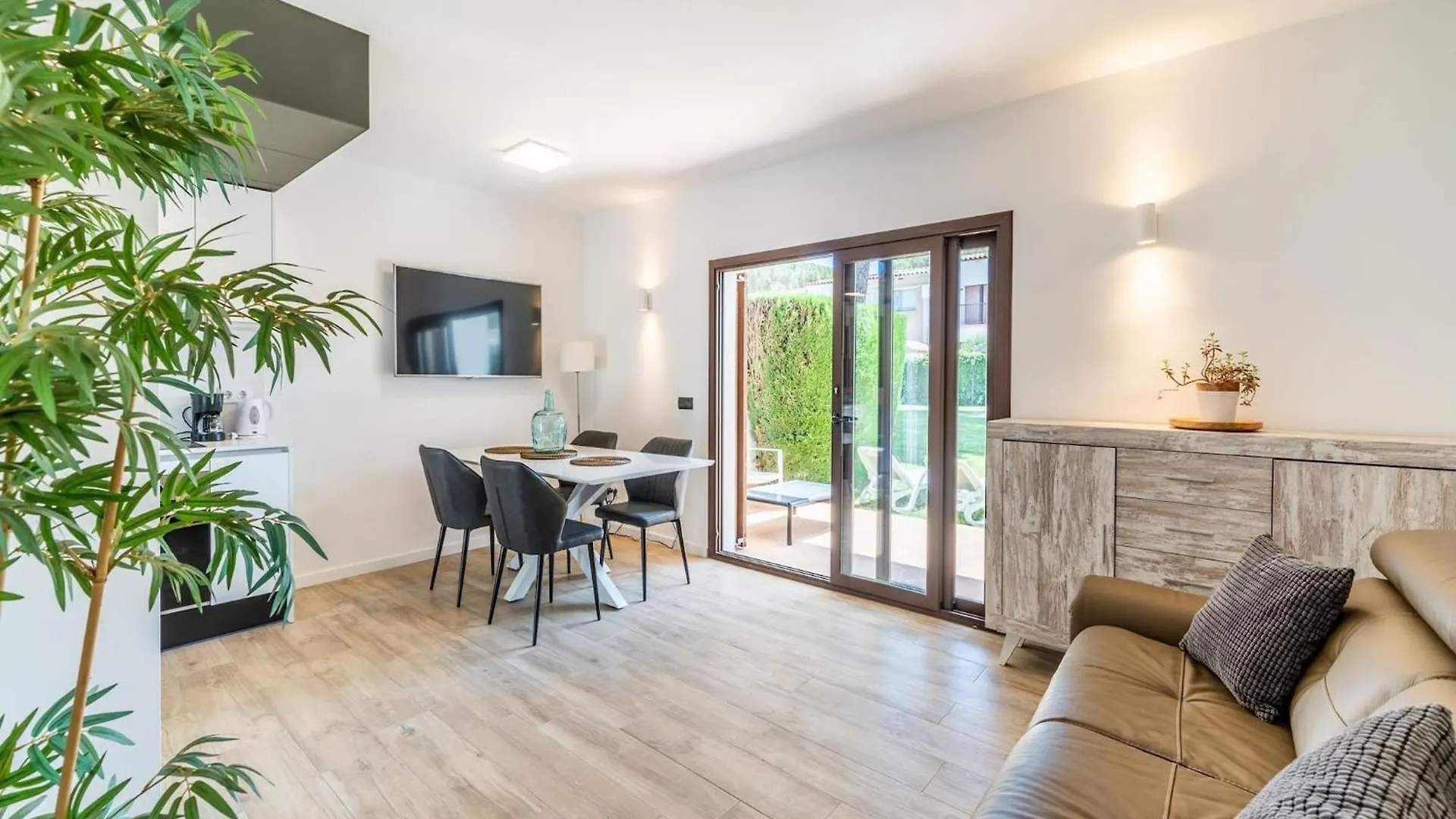 Family-Friendly Beach Villa In Prime Location L' Escala Spanien